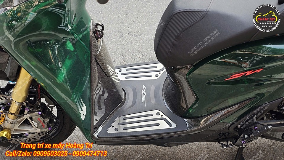 Thảm để chân nhôm SH VN lắp thực tế lên xe, ôm sát sàn, tăng độ bám khi di chuyển