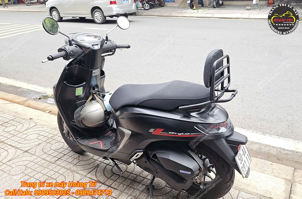 Tổng thể xe Stylo 160 gắn baga sau phong cách Vespa, kiểu dáng gọn gàng, hài hòa