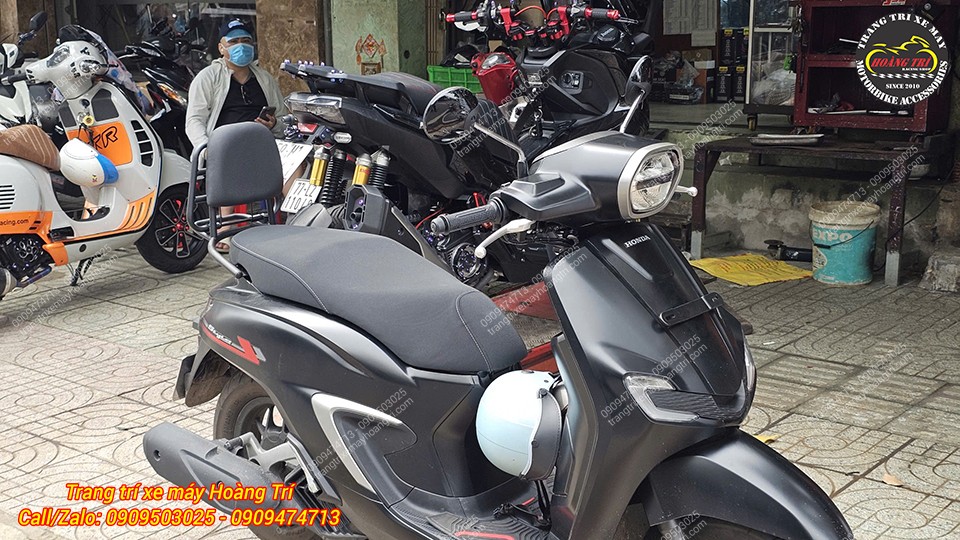 Góc nghiêng tổng thể Stylo 160 sau khi lắp baga sau kiểu Vespa, an toàn hơn, tiện lợi hơn