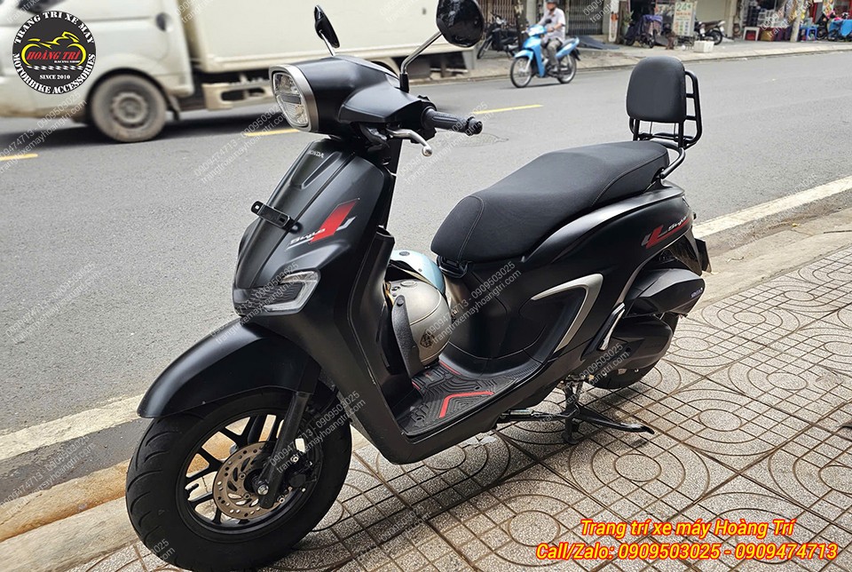 Xế cưng sau khi được nâng cấp baga sau tựa lưng Vespa, phù hợp di chuyển hằng ngày cùng gia đình