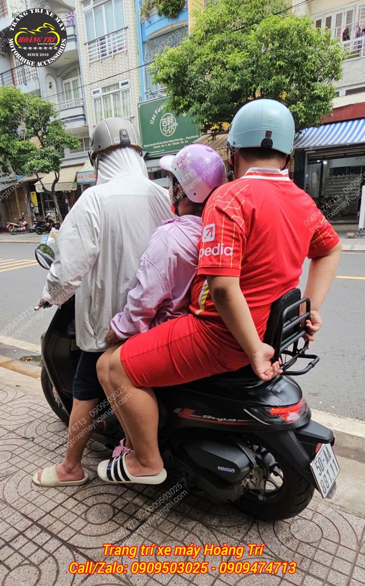 Thực tế ba người ngồi trên Stylo 160 gắn baga sau Vespa, tựa lưng chắc chắn, an tâm trải nghiệm