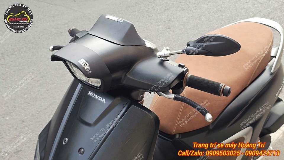 Góc nhìn tổng thể phần đầu xe Stylo 160 sau khi lên mão và ốp đèn pha đen mờ