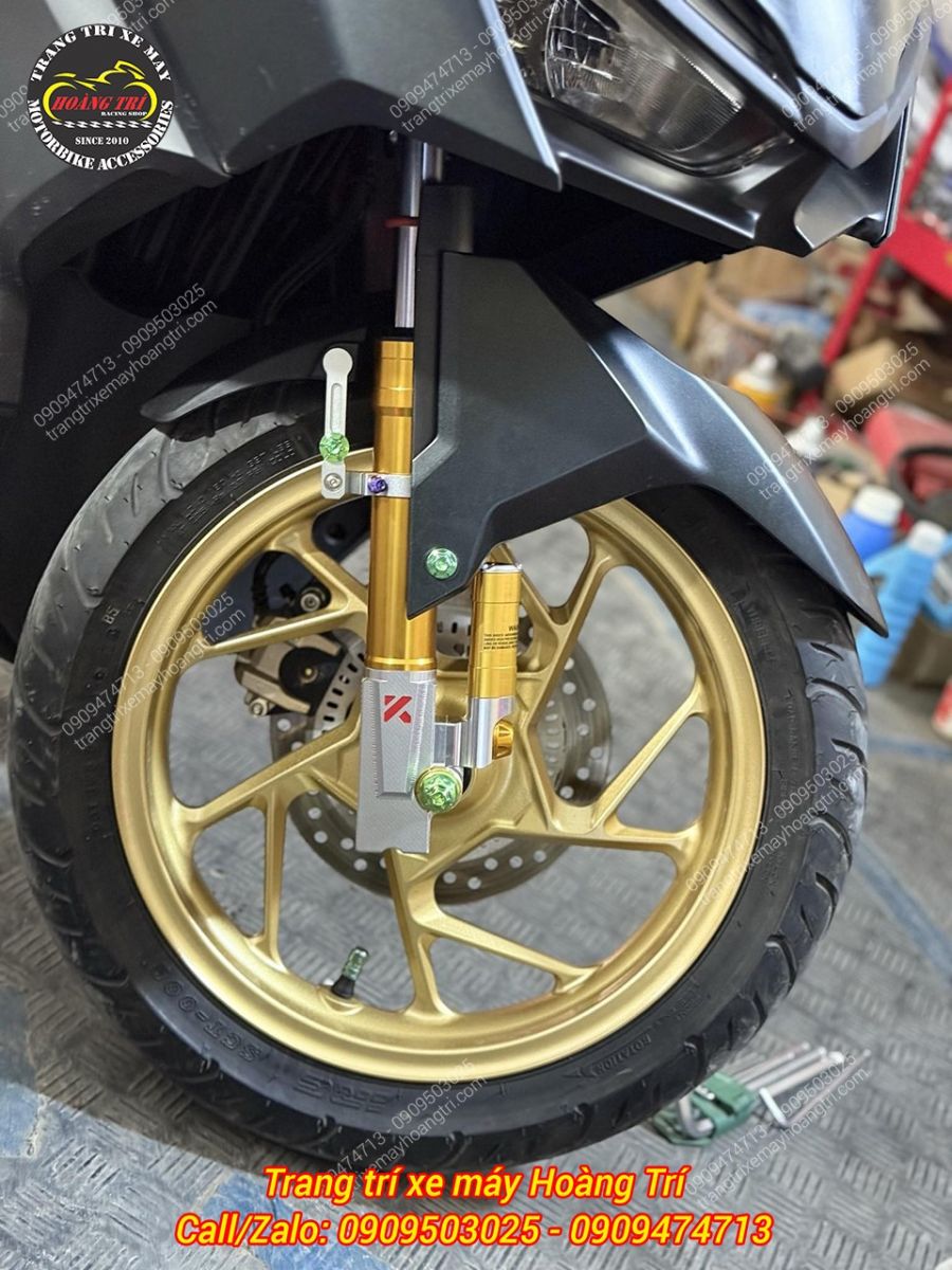 Phuộc Kingham màu vàng gold nổi bật được anh khách ở Cambodia mua về tự lắp