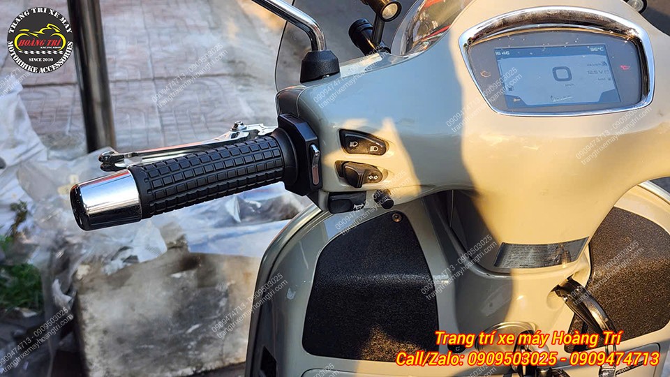 Chiếc Vespa GTS vừa nâng cấp combo bao tay Posh và cùm công tắc Daytona