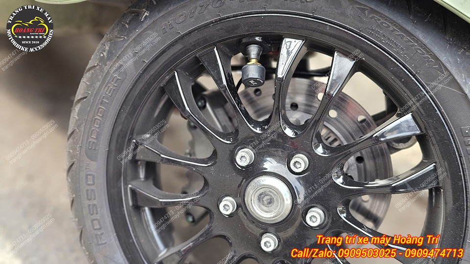 Cận cảnh mâm trước Vespa Sprint gắn cảm biến áp suất lốp