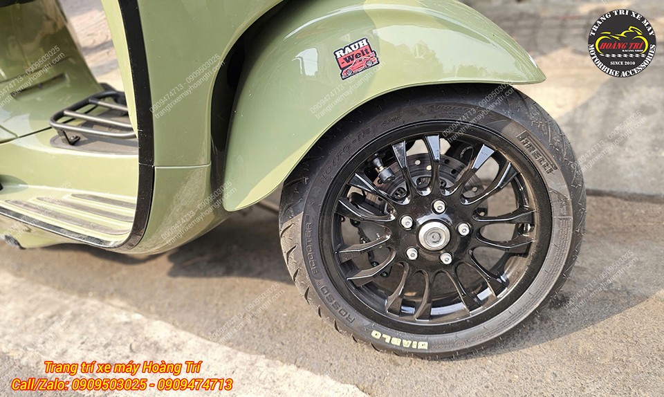 Tổng thể bánh trước Vespa Sprint sau khi lắp cảm biến theo dõi áp suất lốp chính xác