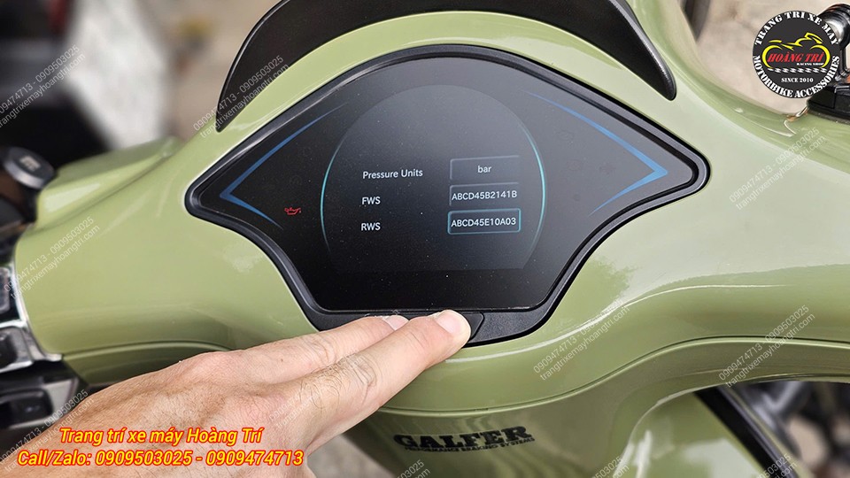 Màn hình đồng hồ Raceboy hiển thị thông tin cảm biến áp suất lốp trước và sau rõ ràng