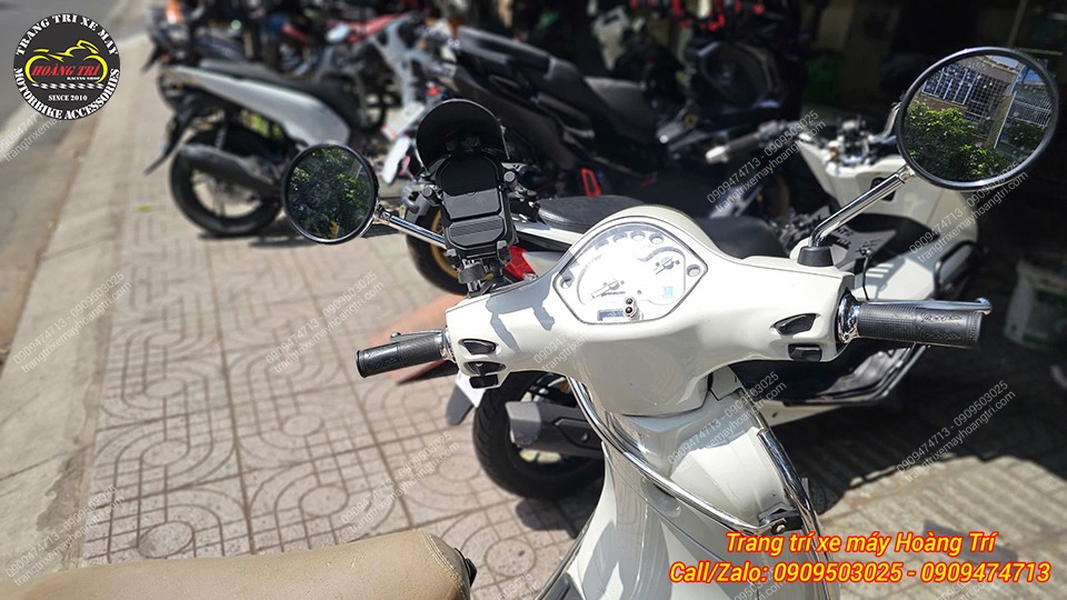 Góc nhìn trực diện tay lái Vespa LX với giá đỡ điện thoại FRX TQ-062 tăng tiện ích cho xe