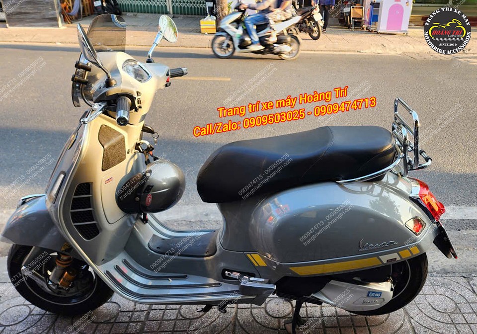 Góc nghiêng tổng thể Vespa sau khi lắp kính chắn gió TRU và baga sau tựa lưng cho xe