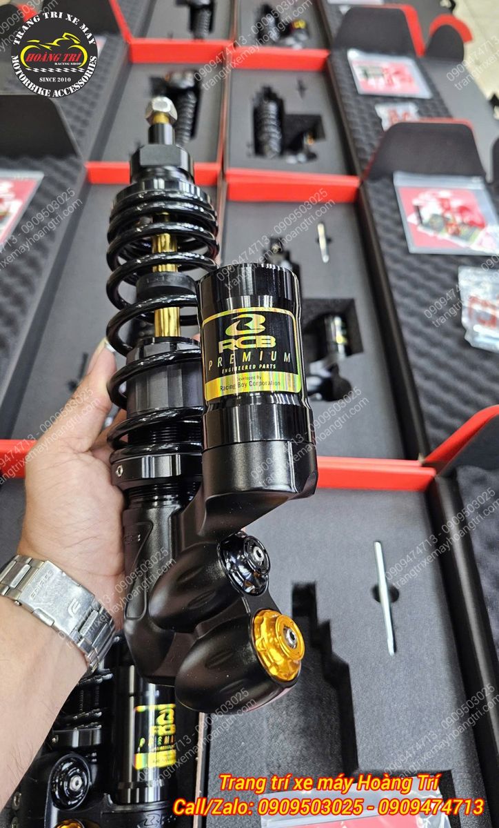 Trên tay phuộc sau Racing Boy VR ti vàng, núm chỉnh tiện lợi, phù hợp Vespa Sprint / Primavera