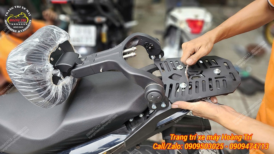 Quá trình lắp baga sau và giá đỡ tựa lưng bật gấp lên baga sau đa năng vừa lắp Winner X V3