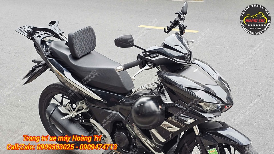 Nệm tựa lưng được gập xuống để sử dụng cho người ngồi trước khi đi một mình