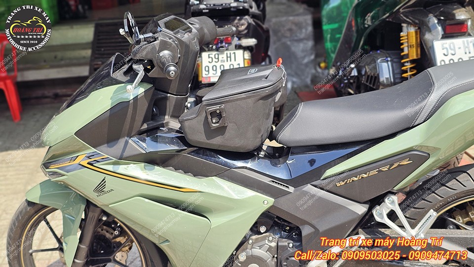 Thùng Givi G12N được anh khách trang bị thêm móc treo đồ để tăng tiện ích