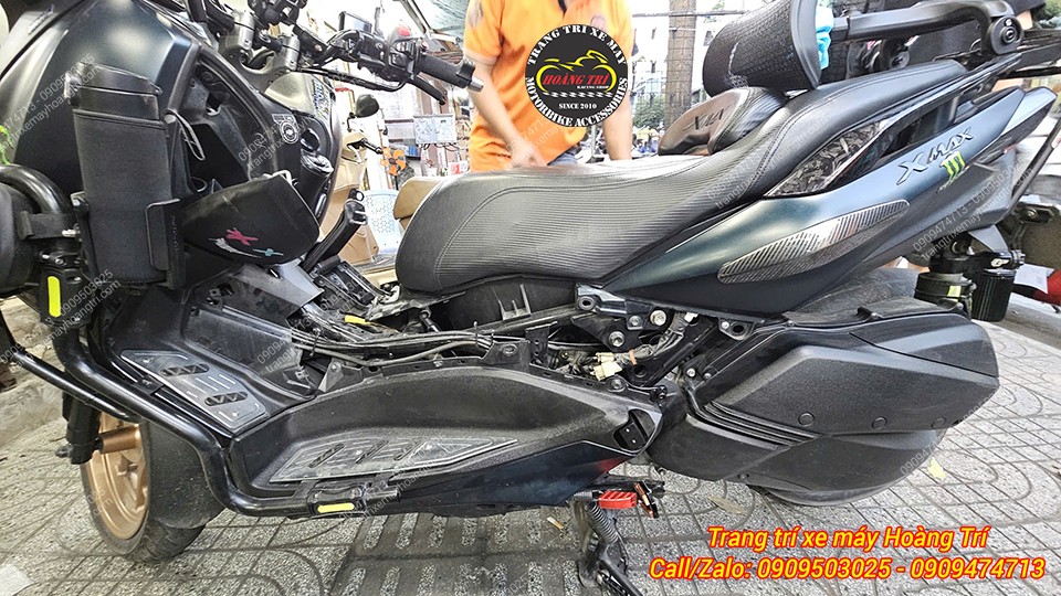Đã lắp pát để trang bị gác chân phụ HTR cho xe XMAX 2022, thiết kế pát chắc chắn