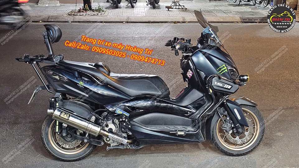 Góc tổng thể XMAX 2022 lắp gác chân phụ HTR, pô độ nổi bật, tổng thể xe hài hòa, cá tính