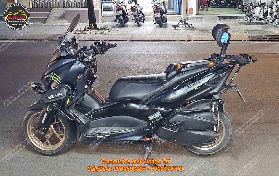 Góc view còn lại của XMAX 2022 sau khi lắp gác chân phụ HTR, hỗ trợ chở người sau thoải mái hơn