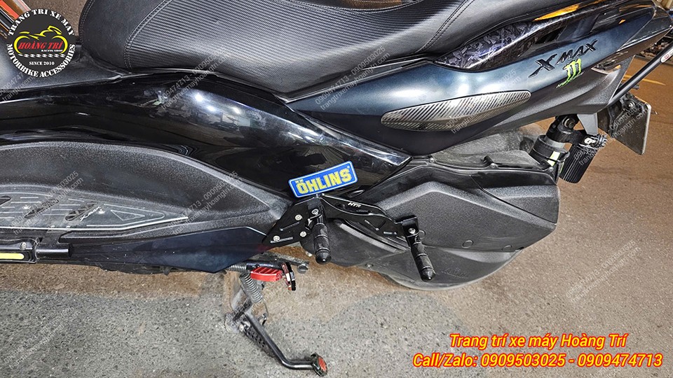 Cận cảnh gác chân phụ HTR đã lắp hoàn thiện trên XMAX 2022, vị trí lắp gọn gàng