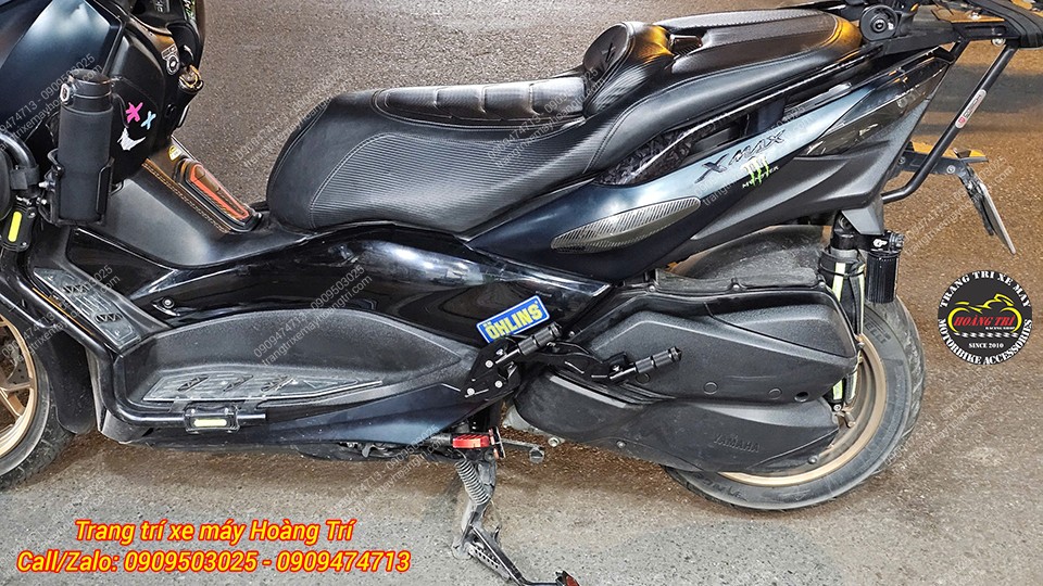 Tổng thể phía sau xe XMAX 2022 khi đã lắp gác chân phụ HTR, hài hòa tổng thể.