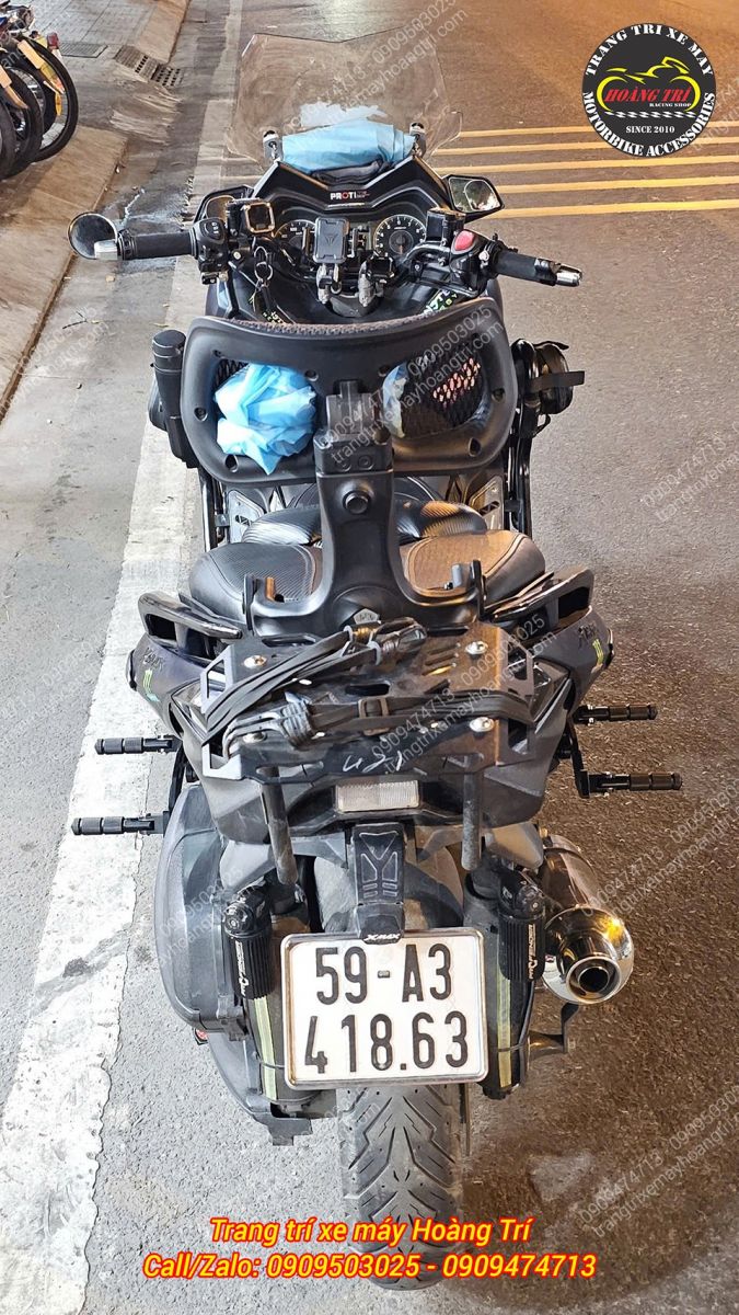 Góc nhìn trực diện từ phía sau xe XMAX 2022 với 2 gác chân được bật ra dài, dễ sử dụng