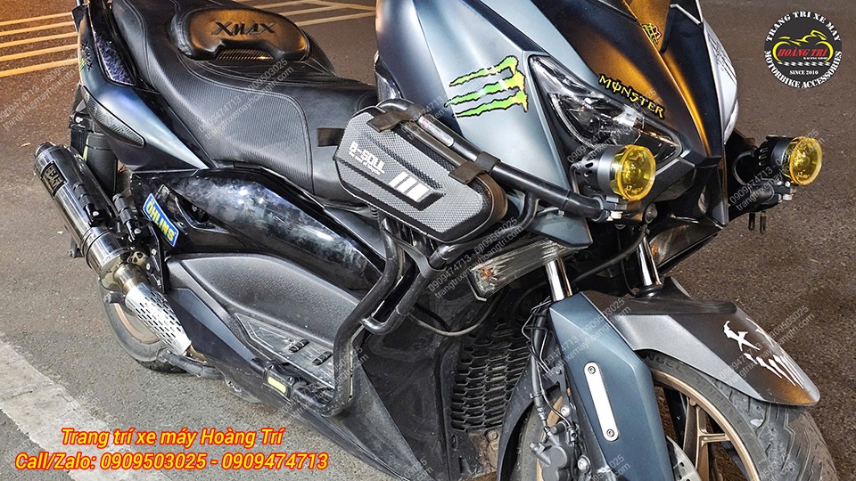 Gác chân phụ HTR kết hợp các phụ kiện khác, tăng trải nghiệm cho xe XMAX 2022.