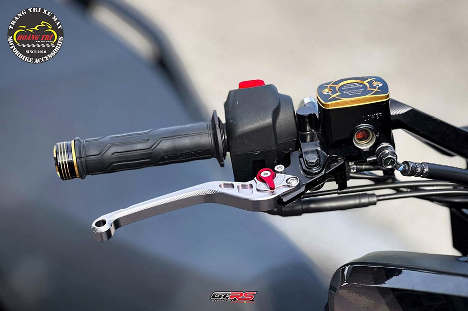 Cận cảnh tay thắng GTR gắn thực tế XMAX 300, thao tác bóp nhẹ, cảm giác thắng tốt hơn