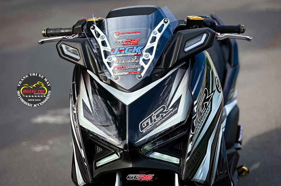 Góc trực diện đầu xe XMAX 300 trang bị tay thắng GTR, tăng điểm nhấn