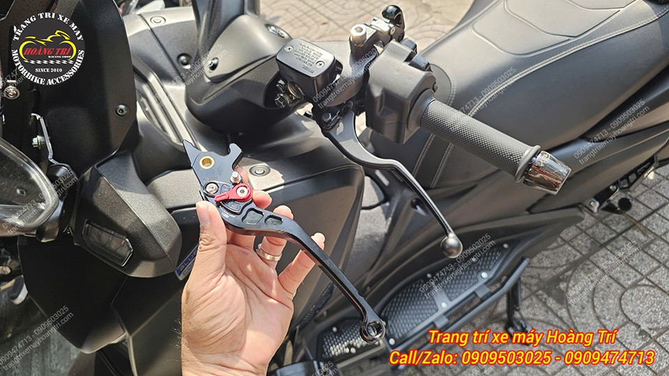 Trên tay, tay thắng GTR trên XMAX 300 cho thấy form vừa vặn tay lái