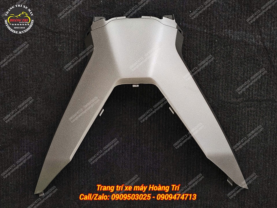 Cận cảnh ốp bợ cổ - Dàn áo ADV 2025 - 2026 màu trắng