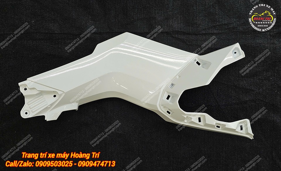 Cận cảnh ốp giữa 2 bên ốp sườn (trái) - Dàn áo ADV 2025 - 2026 màu trắng
