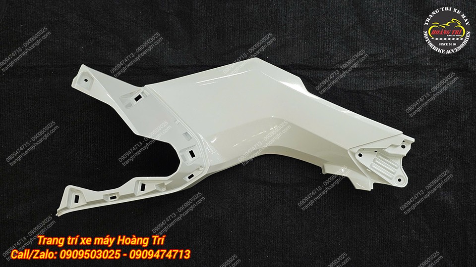 Cận cảnh ốp giữa 2 bên ốp sườn (phải) - Dàn áo ADV 2025 - 2026 màu trắng