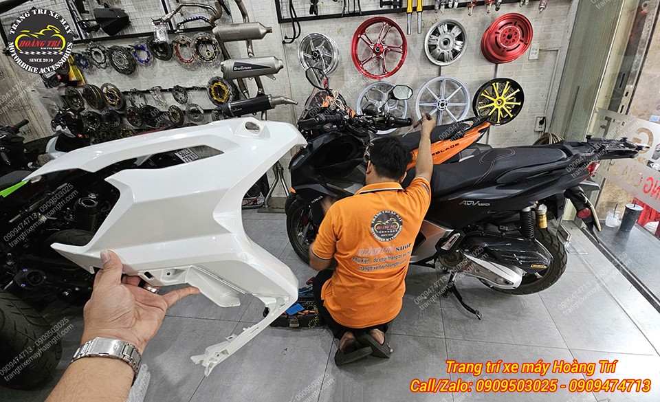 Trên tay ốp 2 bên bửng trước bên phải chuẩn bị được nâng cấp cho xe