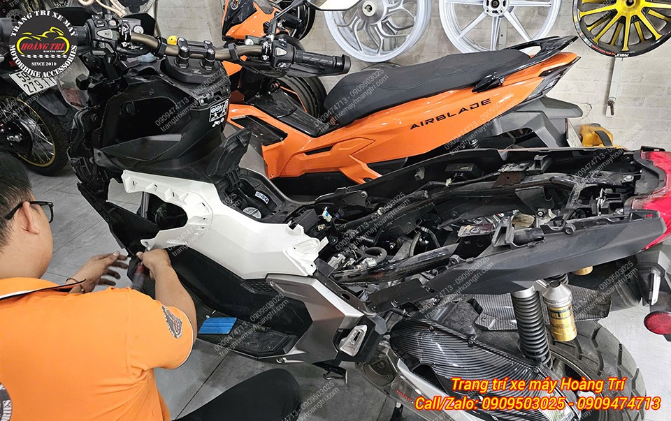 Nhân viên đã tháo dàn áo zin bắt đầu nâng cấp dàn dàn áo ADV 2025 - 2026 cho xe