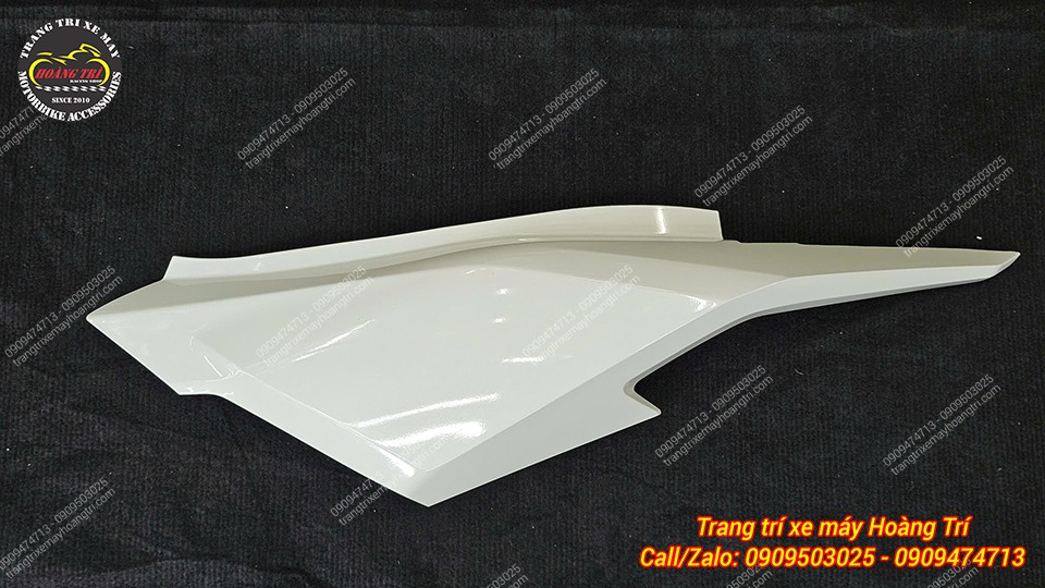 Cận cảnh ốp 2 bên sườn sau (trái) - Dàn áo ADV 2025 - 2026 màu trắng