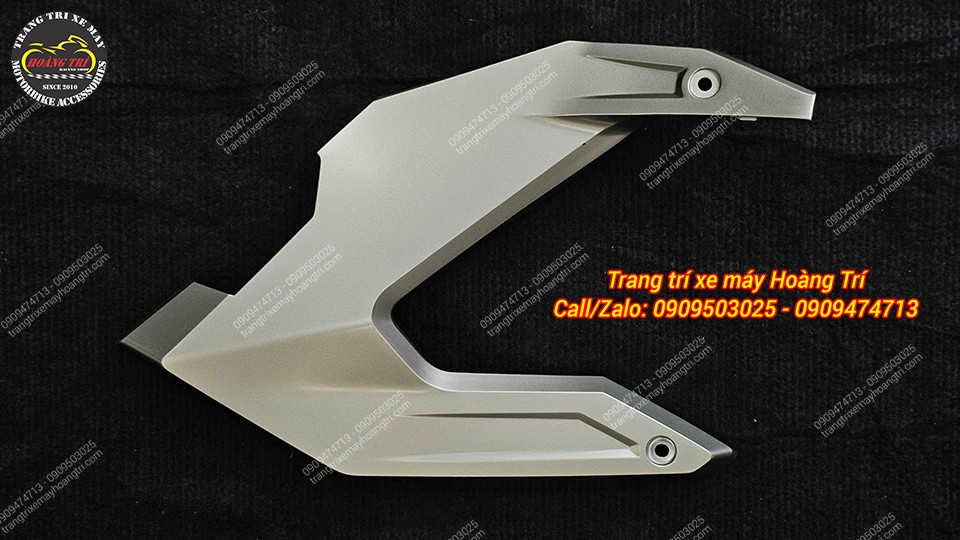 Cận cảnh ốp 2 bên gác chân sau (trái) - Dàn áo ADV 2025 - 2026 màu trắng