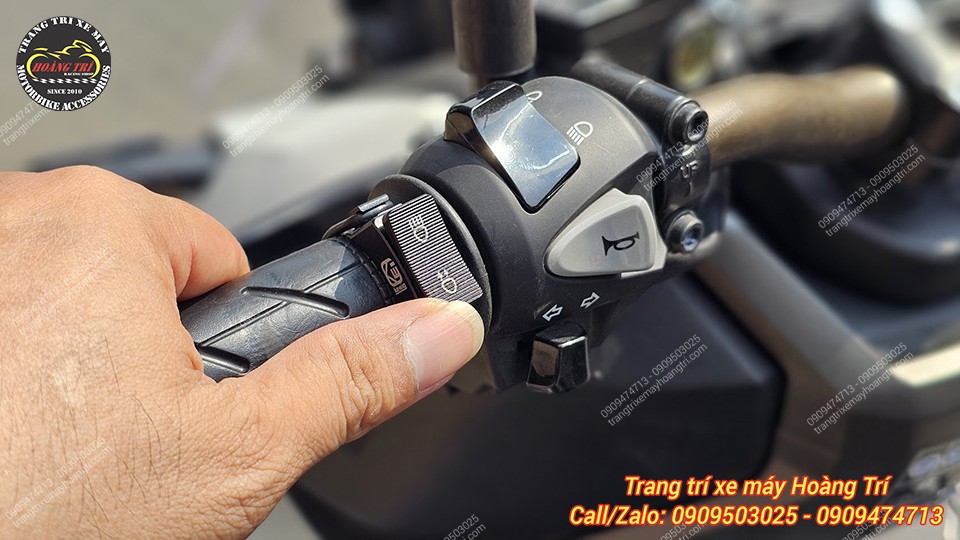 Công tắc Kewig gắn tay lái bên trái, giúp bật tắt đèn trợ sáng Kewig K10 tiện lợi khi vận hành