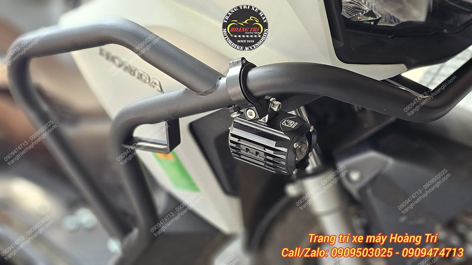 Đèn trợ sáng mini Kewig K10 gắn gọn gàng trên khung bảo vệ ADV, vị trí chắc chắn và thẩm mỹ