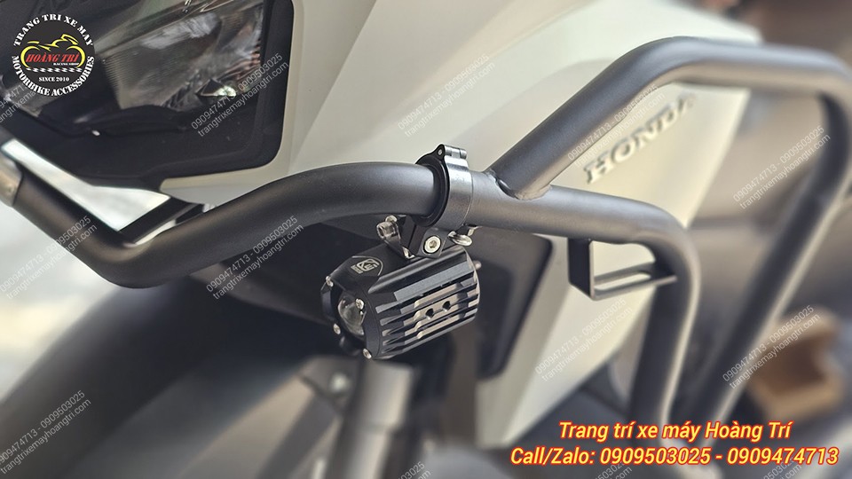 Góc nghiêng cho thấy đèn Kewig K10 lắp ở dưới đèn pha của xe, giúp tăng sáng vượt trội