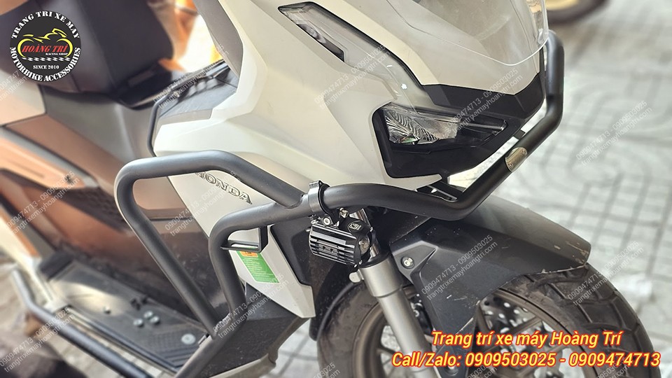 Toàn cảnh bên hông ADV với đèn trợ sáng mini Kewig K10, tổng thể cứng cáp và hầm hố