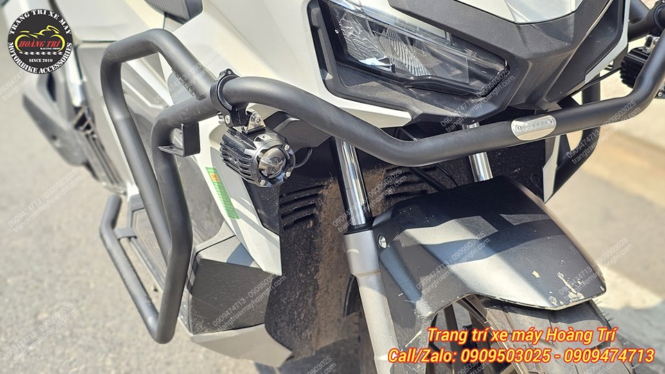 Cận cảnh đèn Kewig K10 bên phải, thiết kế nhỏ gọn nhưng hiệu suất chiếu sáng mạnh