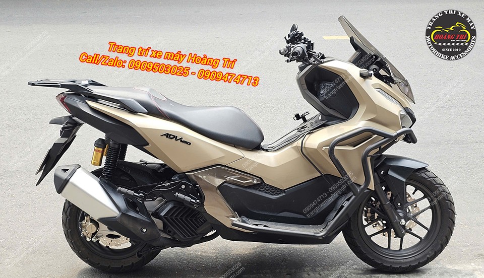 Tổng thể ADV 160 2026 sau khi lắp gác chân phụ HTR, nhìn liền lạc, tiện dụng khi chở 2 người phía sau