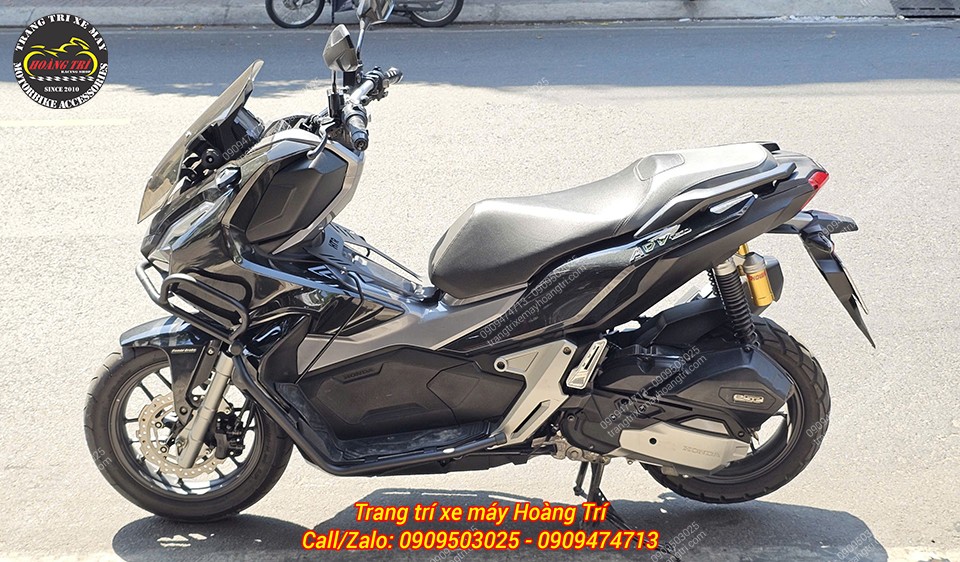 Góc toàn cảnh chiếc ADV 150 nâng cấp combo 2 phụ kiện baga giữa và khung bảo vệ