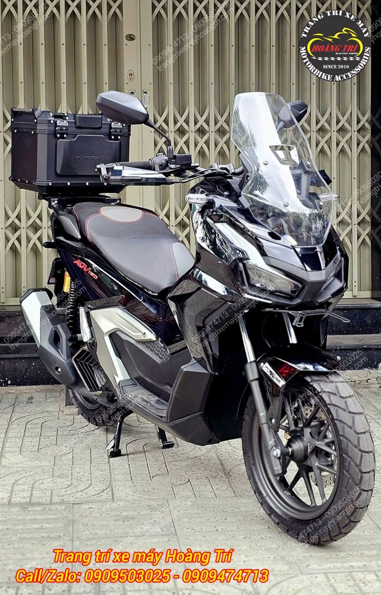 Thùng khá to nhưng lắp trên ADV 160 thì vừa phải và phù hợp, tổng thể xe gọn gàng cứng cáp