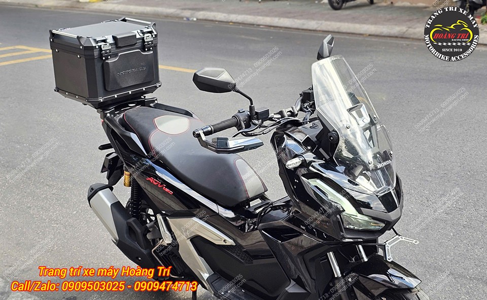 Có thêm tựa lưng phía sau giúp tăng tiện ích khi di chuyển hằng ngày cùng người ấy