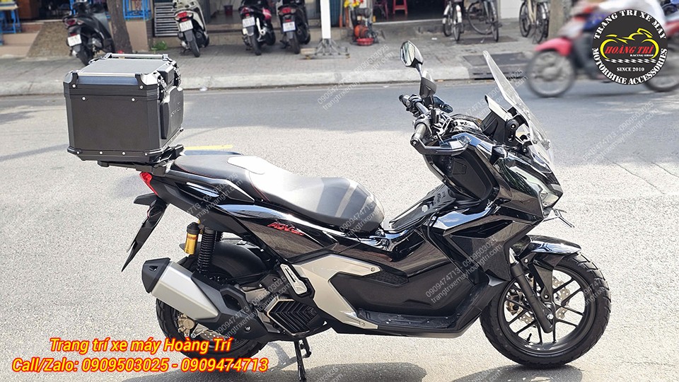 Góc ngang tổng thể cho thấy thùng nhôm Motoface 48 lít hài hòa dáng ADV 160, không ảnh hưởng khi lái xe