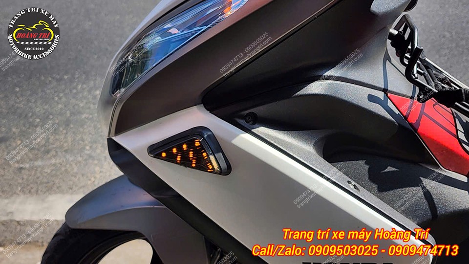 Phụ kiện xi nhan LED trước tam giác được lắp bên sườn trước của xe