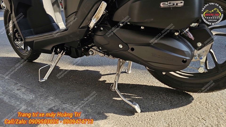 Chân chống inox Vario hoàn thiện sắc nét, bề mặt tiếp xúc tốt, dáng đứng xe ổn định