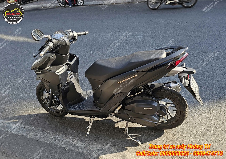 Tổng thể Vario 2023 gắn bộ chân chống inox, tạo điểm nhấn nổi bật gầm xe