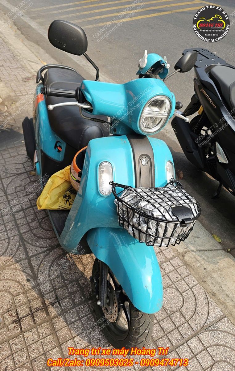 Góc nghiêng Yamaha Fazzio 125 lắp rổ bầu có nắp, mở rộng không gian chứa đồ phía trước xe