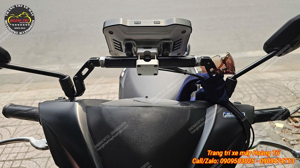 Màn hình Android Absolute Rider A1 được lắp đặt trên thanh ngang cho xe Freego rất chắc chắn