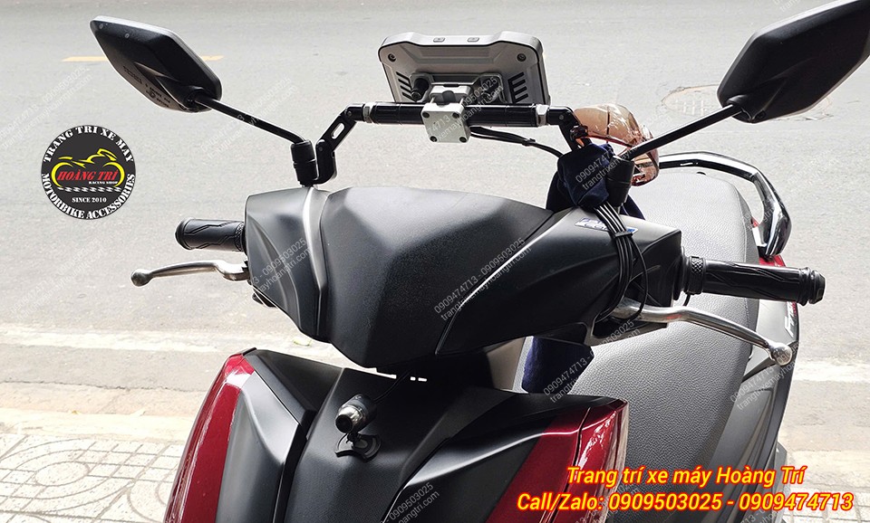 Camera hành trình phía trước được trang bị tại vị trí mặt nạ của xe cho góc nhìn tổng thể